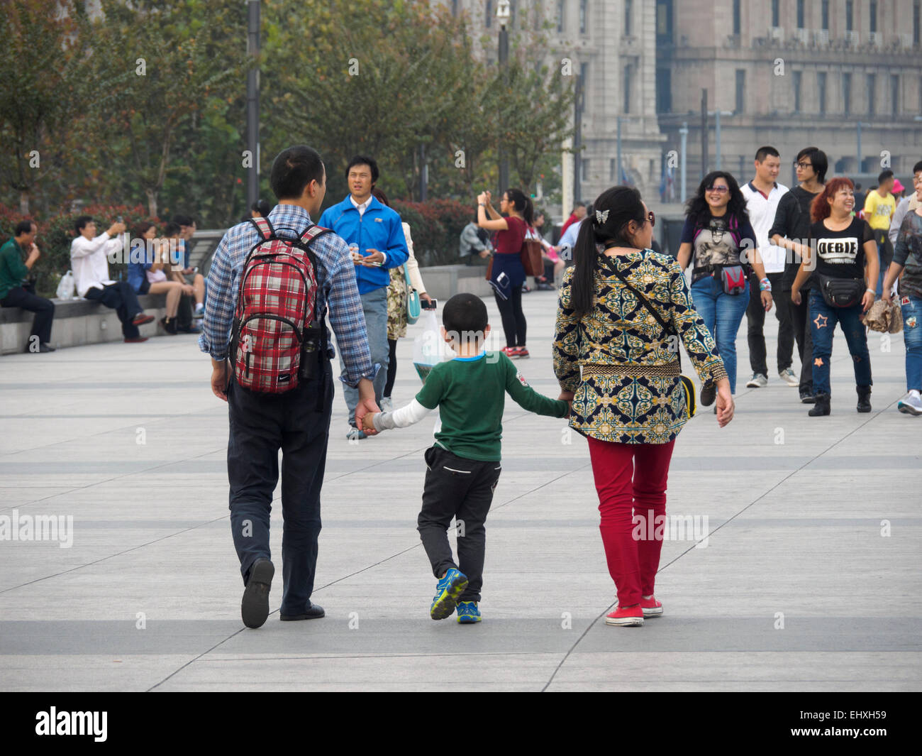 Chinesische Familie - junge Eltern Hand in Hand mit Kind Stockfoto