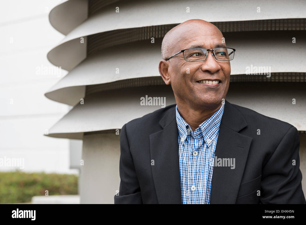 Porträt afrikanischen Geschäftsmann glücklich lächelnd Stockfoto