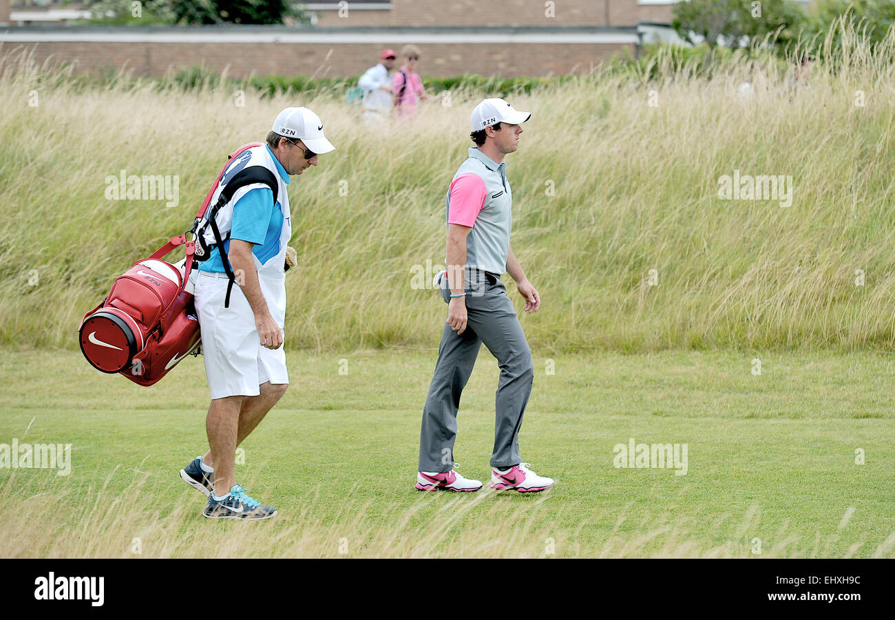Rory McIlroy, Royal Liverpool Golf Championship, Hoylake, 2014, Finaltag, Walking, Fairway, Brite/Britin öffnen, mit Caddie, Stockfoto
