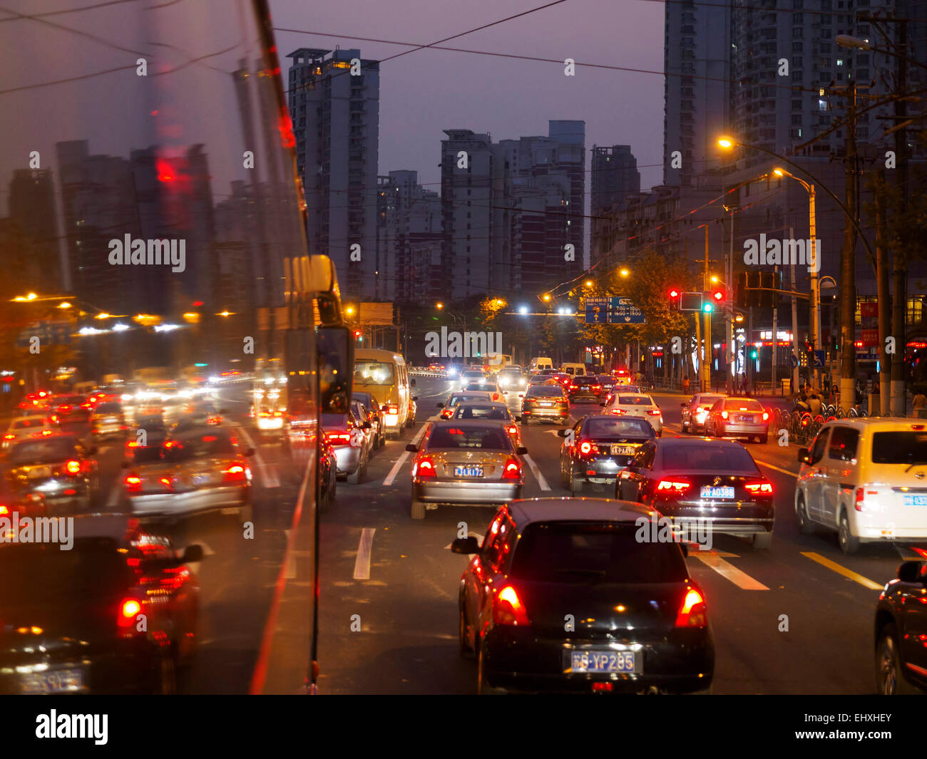 Stau in der Nacht in Shanghai, China Stockfoto