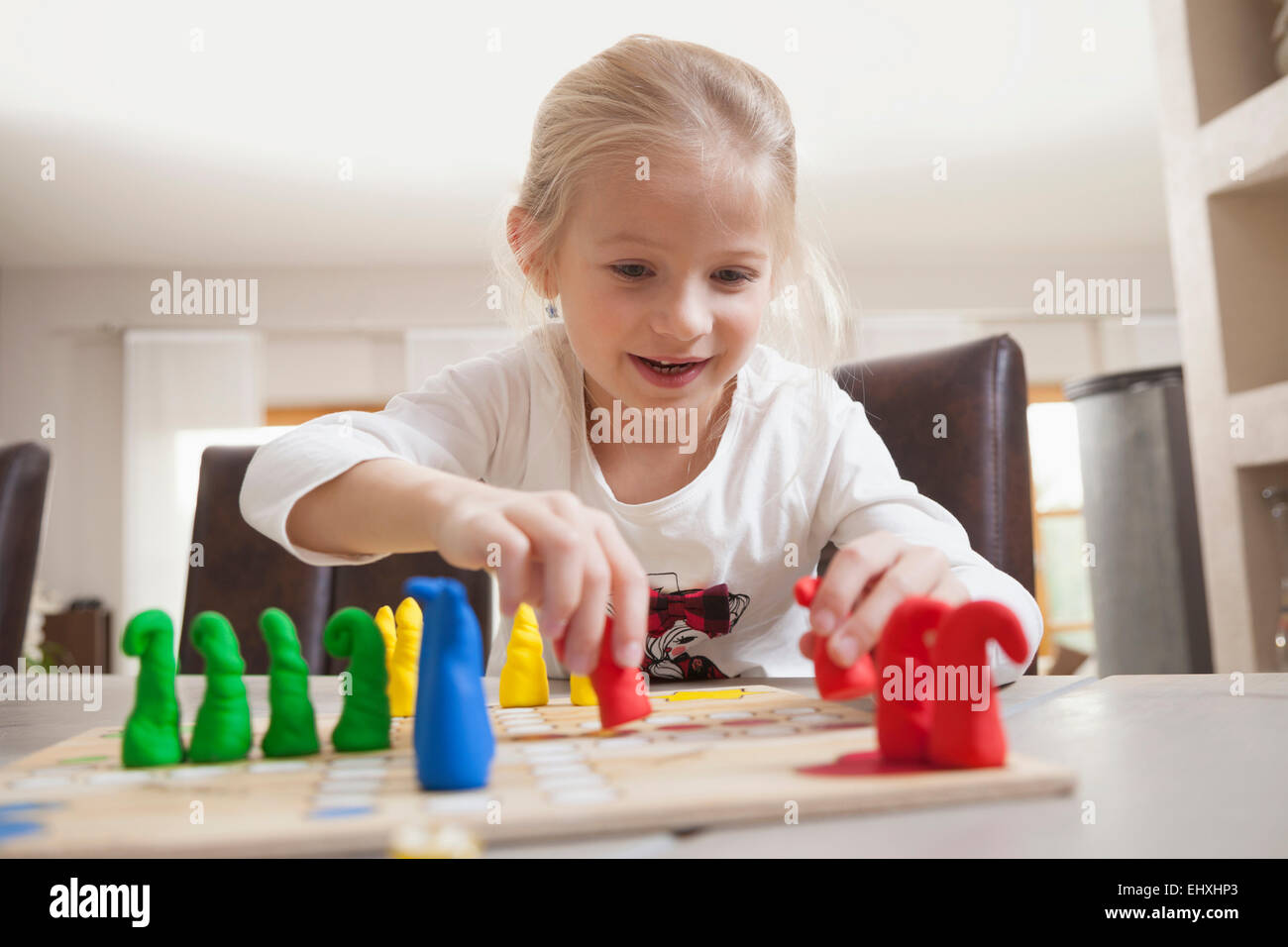 Mädchen spielen Brettspiel, Bayern, Deutschland Stockfoto