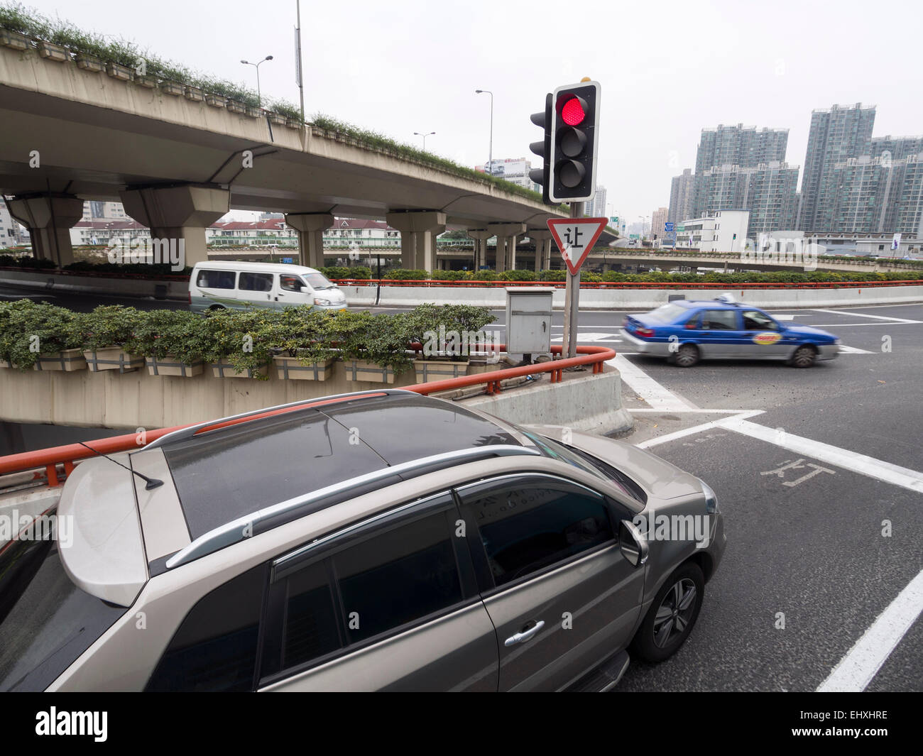 Auto hielt an einer roten Ampel in Shanghai, China, Asien Stockfoto