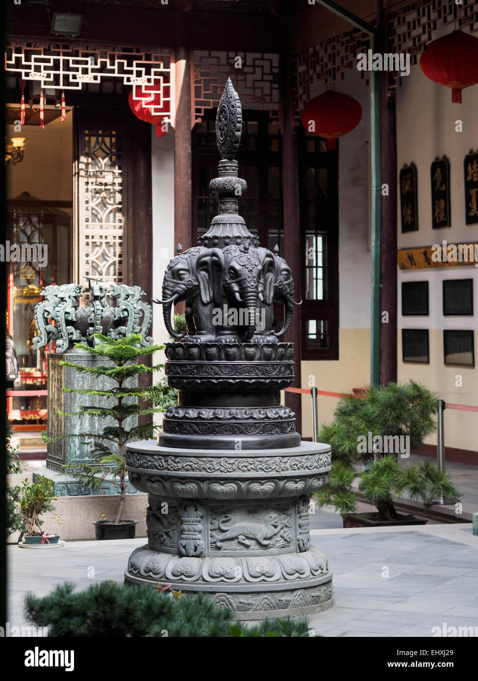 Elefantenstatuen im Hof des Jade-Buddha-Tempel in Shanghai, China Stockfoto