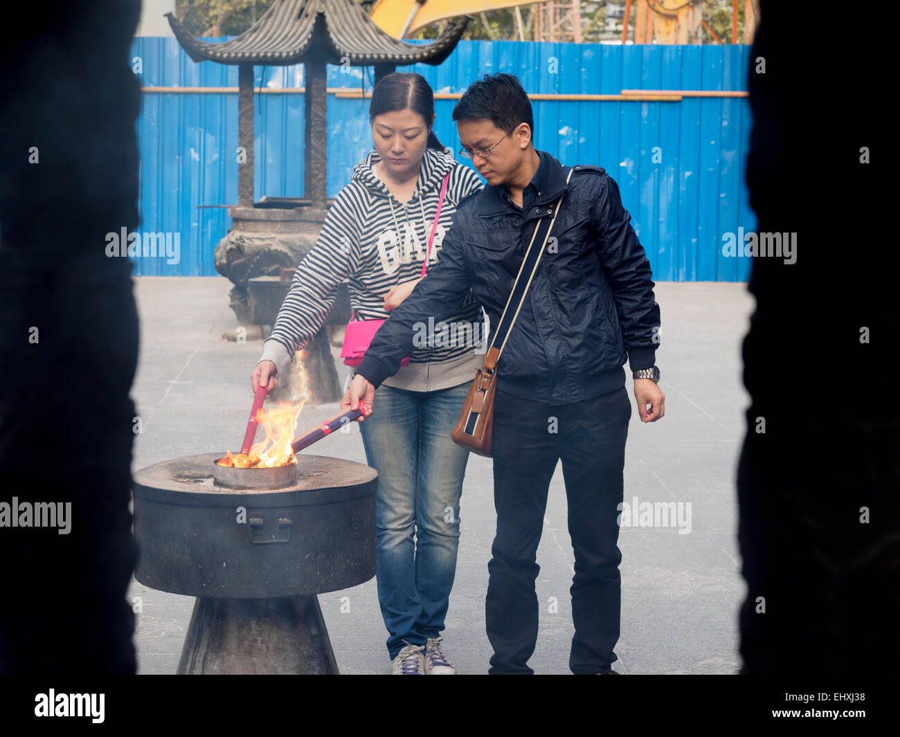 Menschen, die Beleuchtung Räucherstäbchen Weihrauch auf den Jade-Buddha-Tempel in Shanghai, China Stockfoto