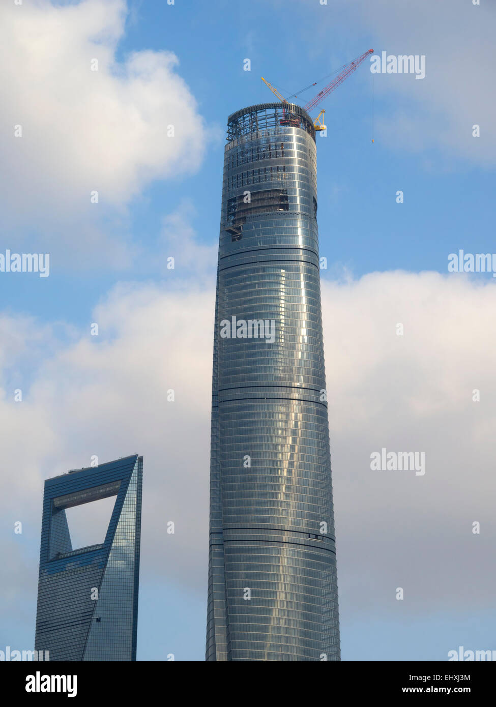 Das Shanghai World Financial Center und die Wolkenkratzer von Shanghai Tower im Stadtteil Pudong von Shanghai, China Stockfoto