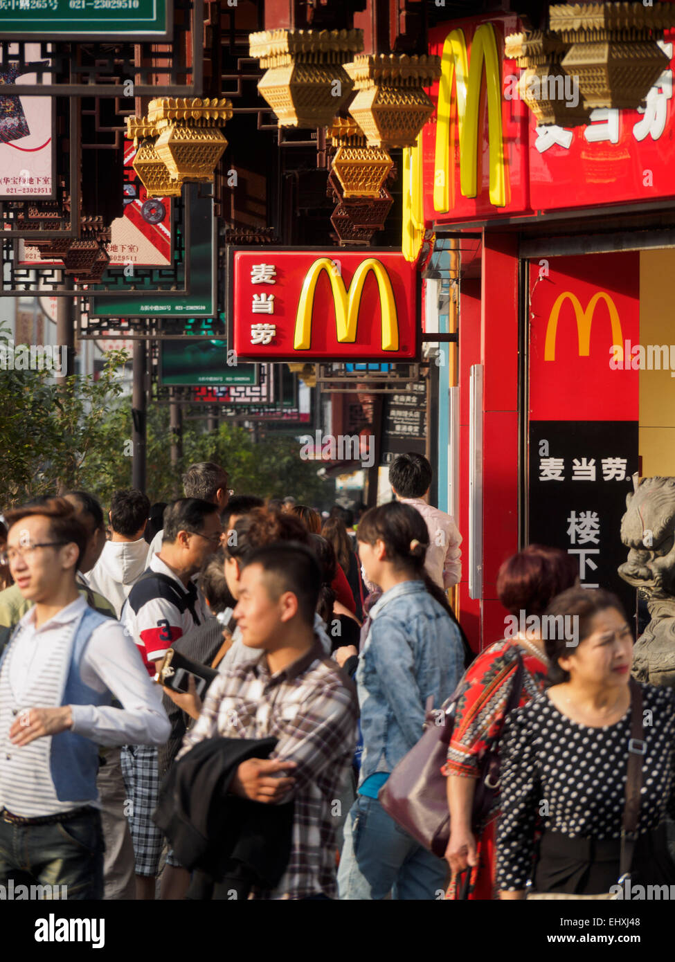 Außenansicht des McDonald's-Restaurant befindet sich in der Yuyuan Tourist Mart, Shanghai, China Stockfoto