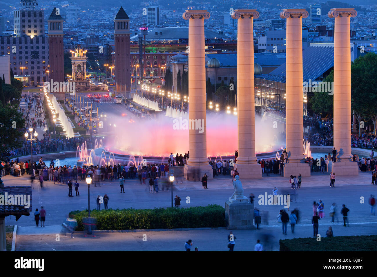 Barcelona, Katalonien, Spanien. Magic Fountain in der Nacht, Blick Richtung Placa Espanya. Stockfoto