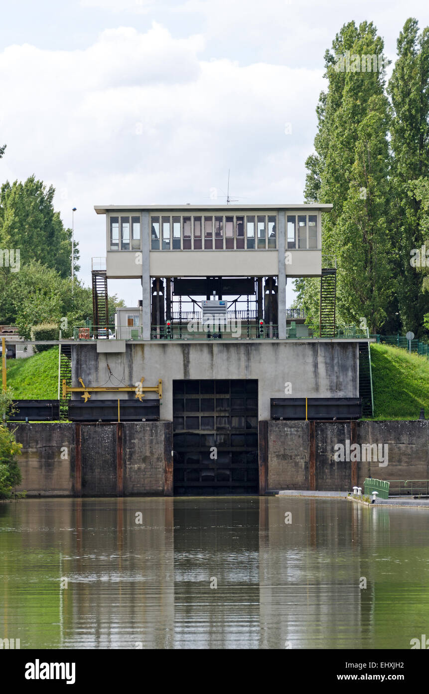 Première Écluse (Lock Nummer 1) des Canal du Centre, Burgund, Frankreich. Gesehen von der Saône Flussseite des Schlosses. Stockfoto