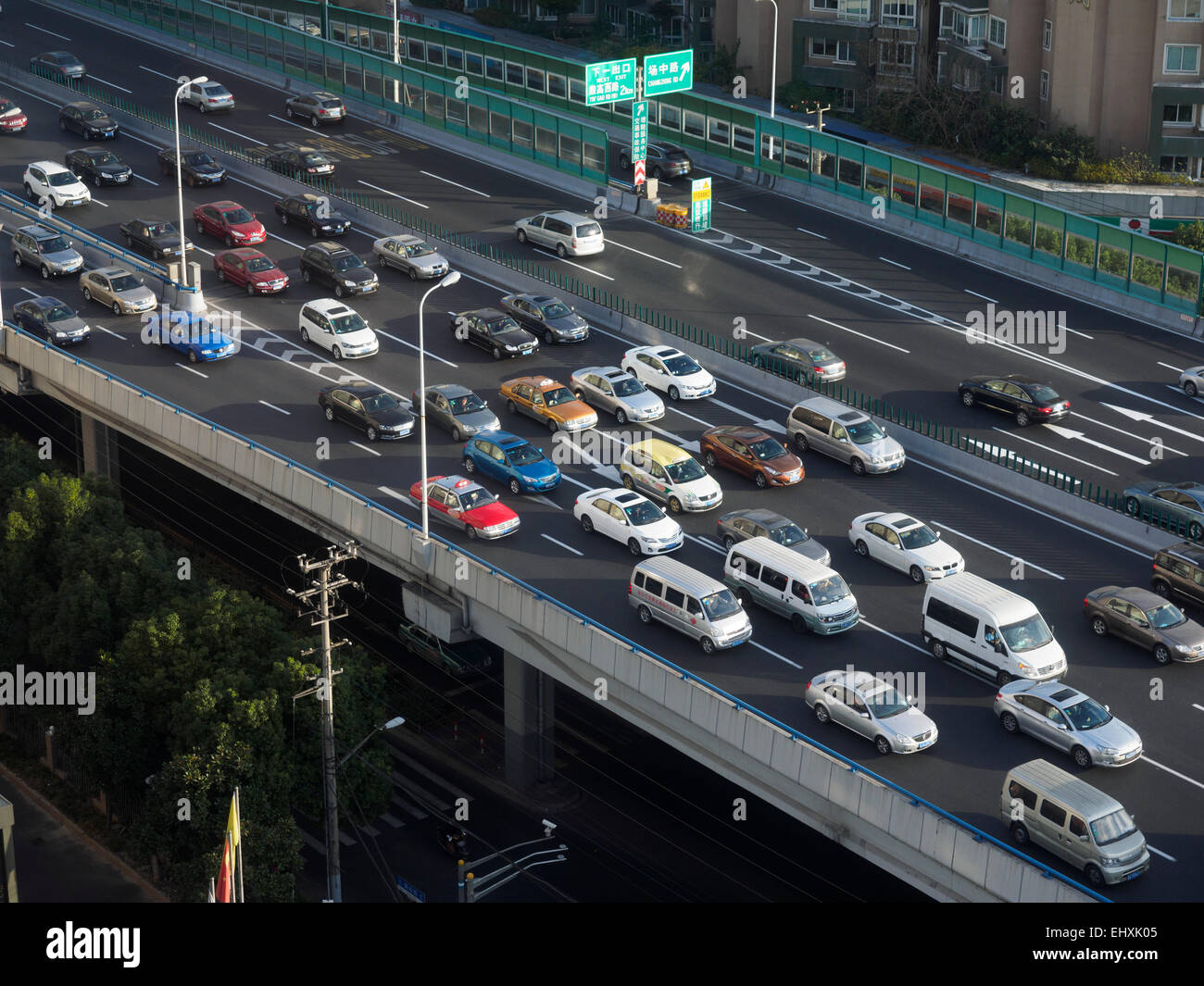 Luftaufnahme von einem Stau während der Hauptverkehrszeit in Shanghai, China Stockfoto