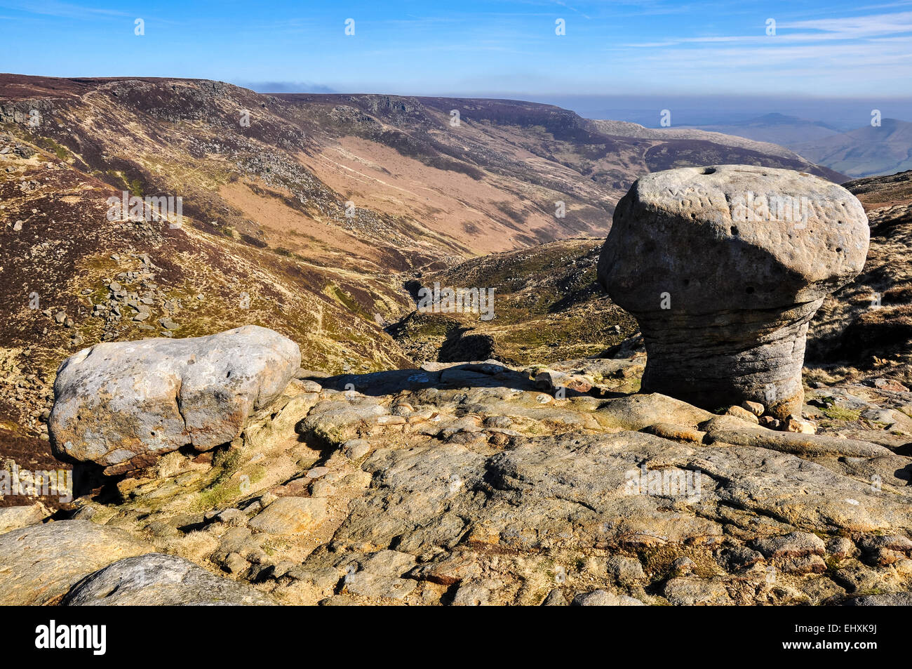 Formationen über Grindsbrook Clough am Rande der Kinder Scout im Peak District Felsen. Stockfoto