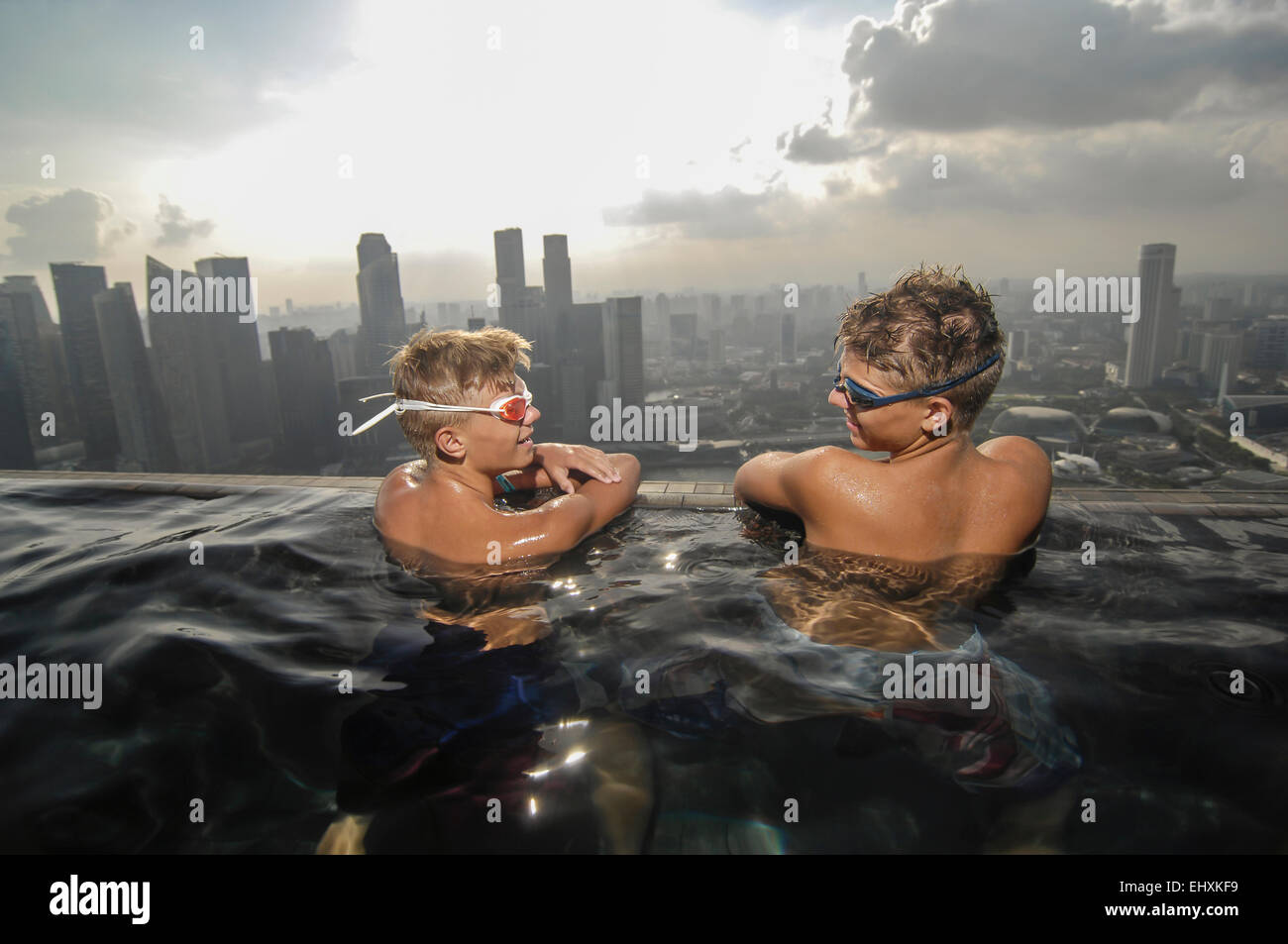 Jungs im Teenageralter in ein Infinity Pool, Marina Bay Sands, Singapur, Singapur Stockfoto