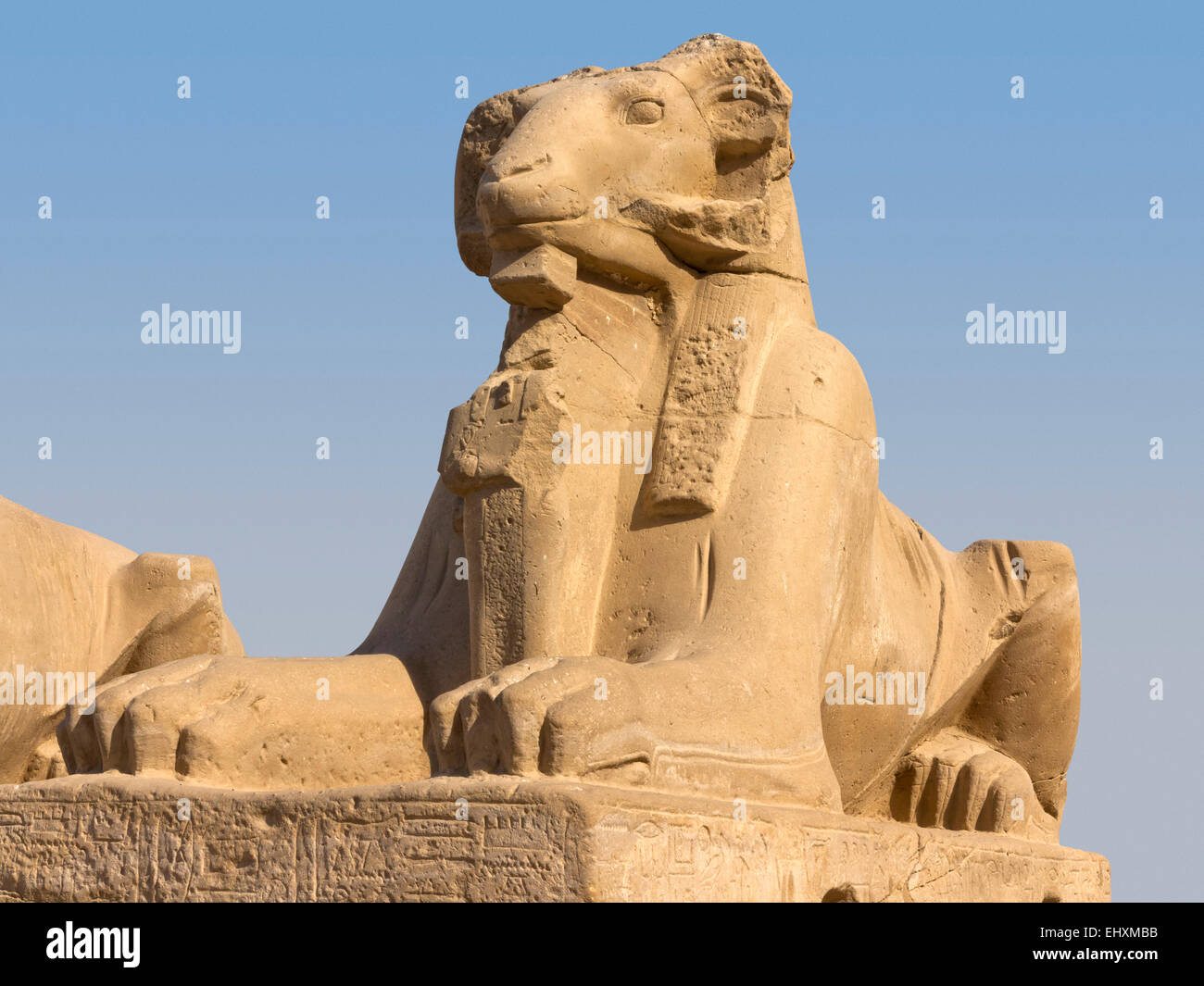 Allee der Ram leitete Sphinxen führt zu den ersten Pylon auf dem Tempel des Amun in Karnak, Luxor, Oberägypten Stockfoto