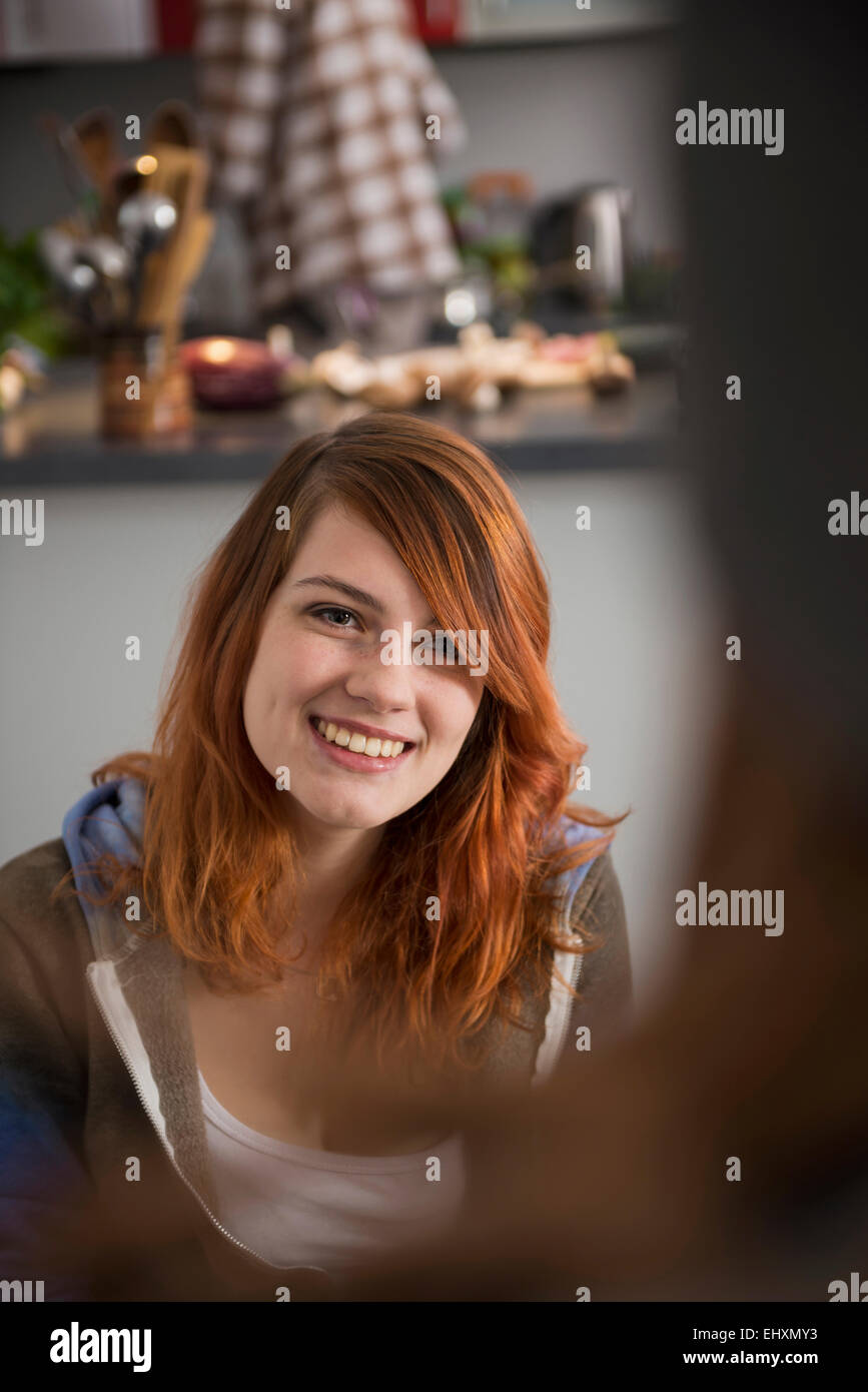 Junge Frau im Gespräch mit jemandem, München, Bayern, Deutschland Stockfoto