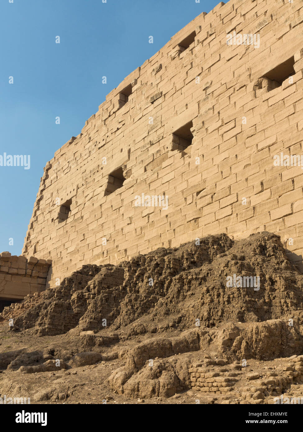 Rampe der Lehmziegel-hinter den ersten Pylon in dem Tempel des Amun in Karnak, Luxor, Ägypten Stockfoto