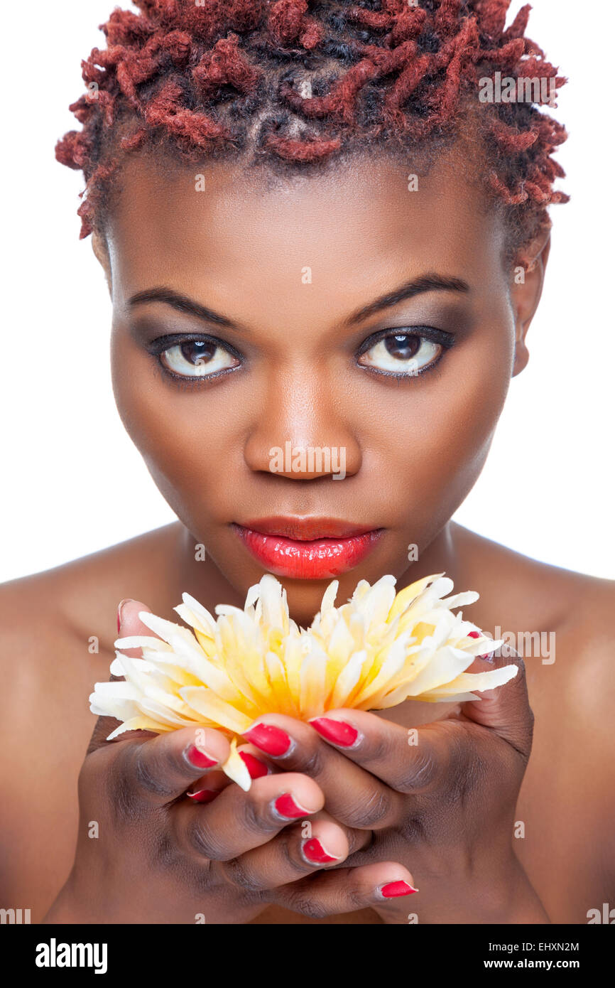 Schwarze Schönheit mit kurzen stacheligen rote Haare Stockfoto