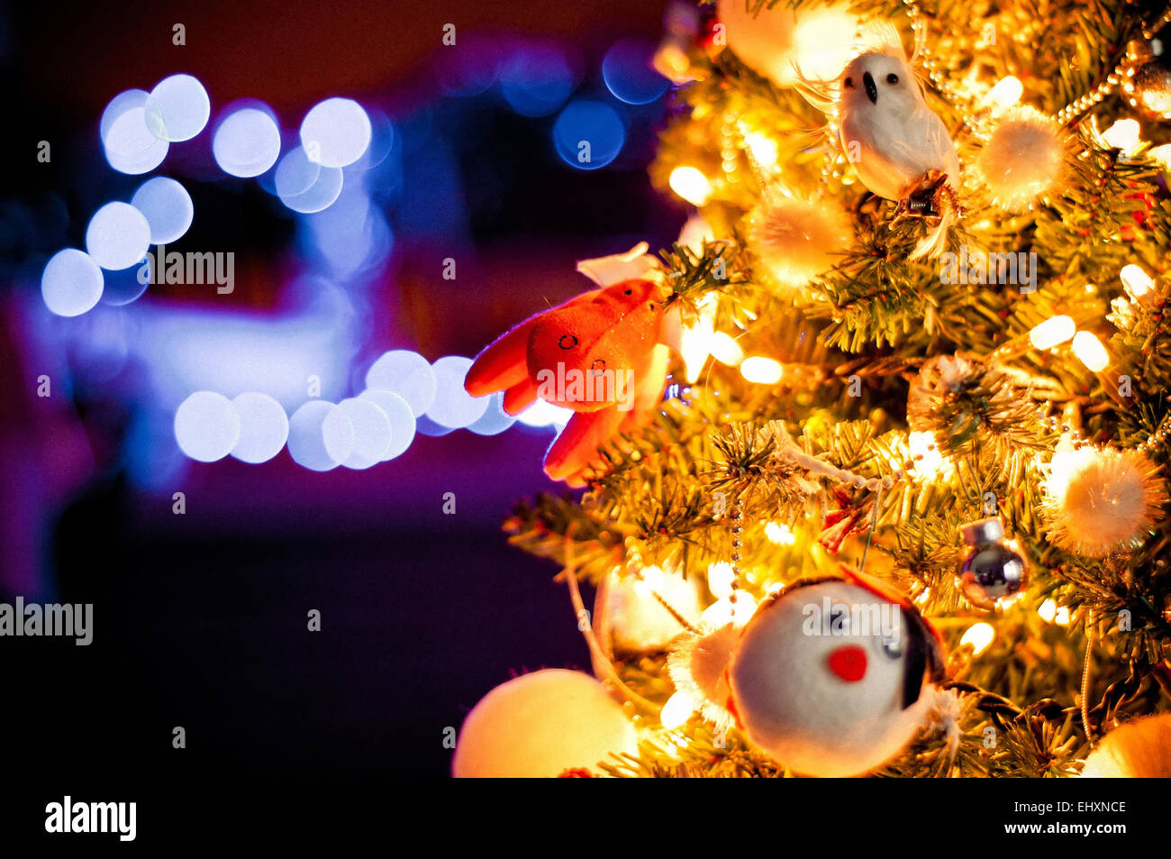 Weihnachtsbaum mit de-fokussierte Licht Hintergrund dekoriert Stockfoto