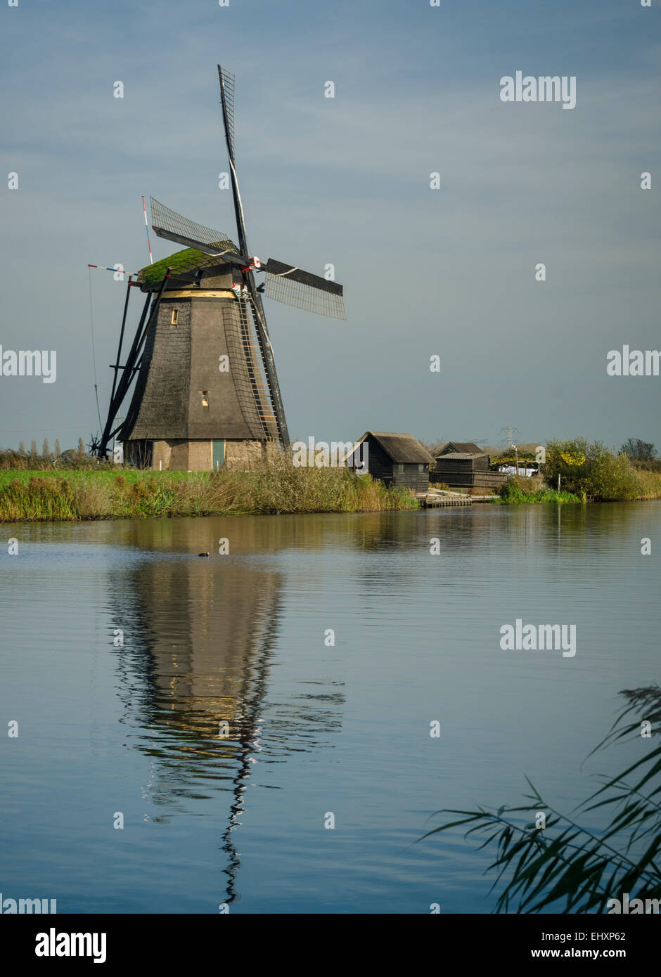 Windmühle in Kinderdijk in den Niederlanden die stammt aus dem 18. Jahrhundert und wurde verwendet, um Wasser aus dem Land abfließen. Stockfoto