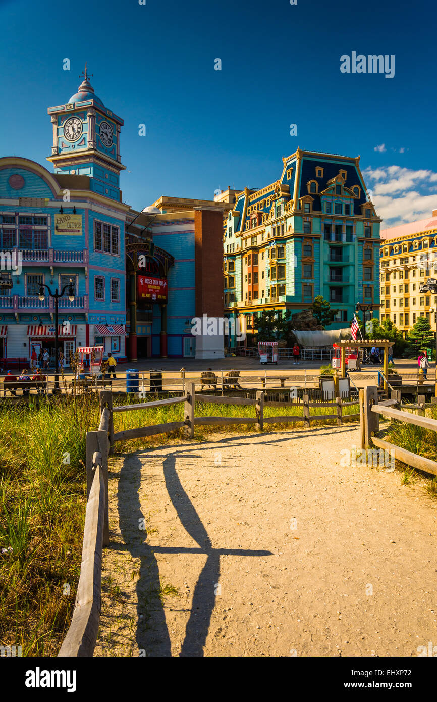 Weg über Sanddünen und Gebäude entlang der Promenade in Atlantic City, New Jersey. Stockfoto