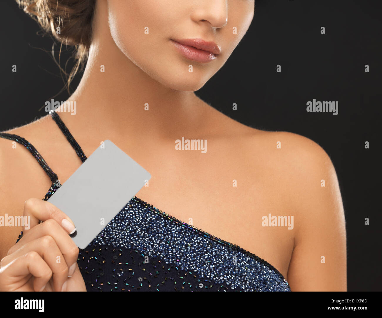 Frau im Abendkleid mit Plastikkarte Stockfoto
