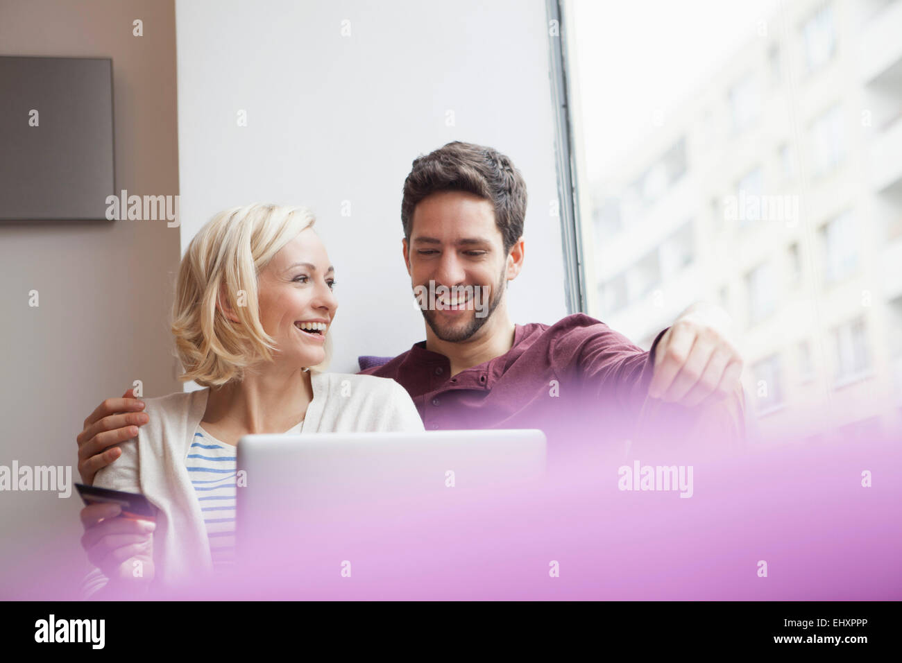 Brautpaar mit digital-Tablette für Online-shopping Stockfoto