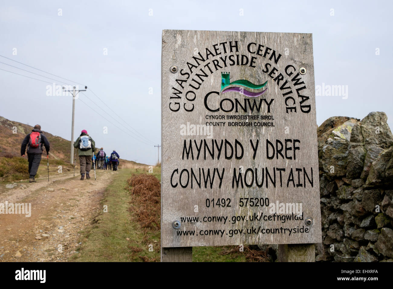 County Borough Council Landschaft Service Conwy Berg zweisprachige Zeichen neben North Wales Küstenweg. Snowdonia Wales UK Stockfoto