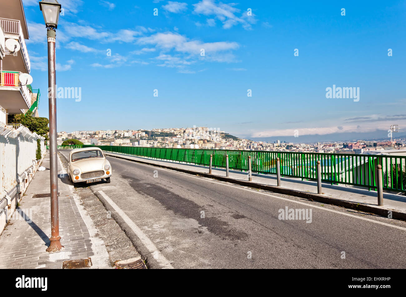 Neapel, Italien - 31. Dezember, 2013:street Ansicht in Posillipo mit Stadt und Bucht von Neapel als Hintergrund. Neapel ist die dritte-la Stockfoto