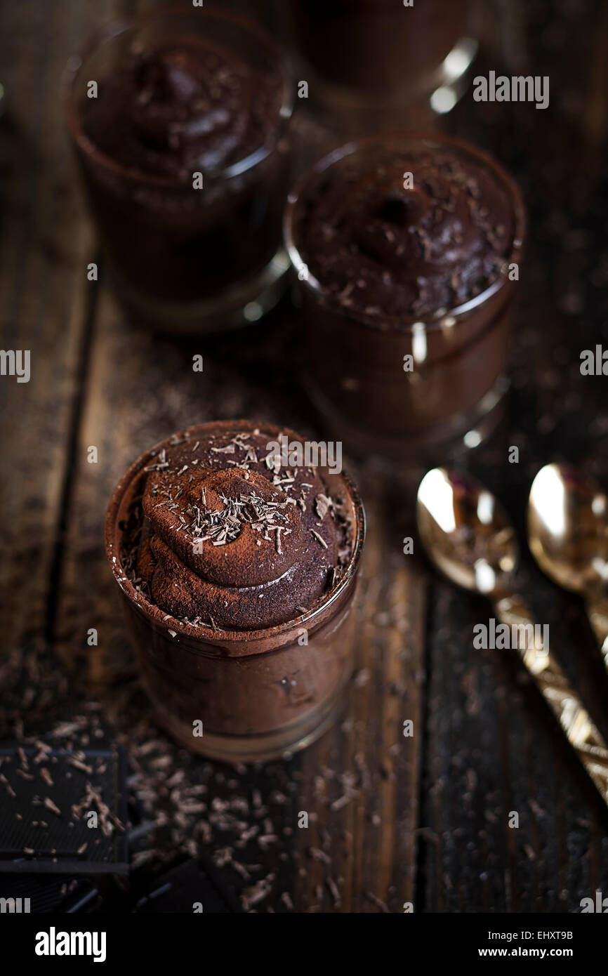 Brille der vegane mousse au Chocolat und Tee-Löffel auf Holz Stockfoto