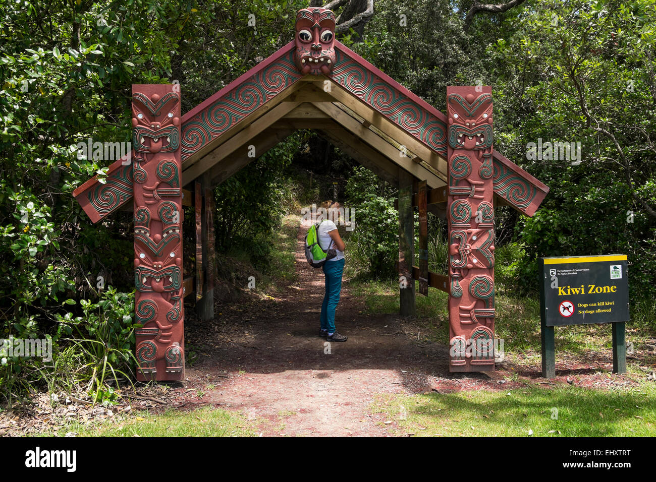 Maori geschnitzt Abdeckung über eine Website mit Informationen zum Jahresbeginn einen Spaziergang in Whakatane, Neuseeland. Stockfoto