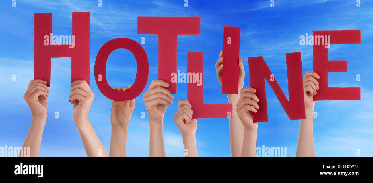 Viele kaukasische Menschen und Händen mit roten Buchstaben oder Zeichen Gebäude der englischen Hotline am blauen Himmel Stockfoto