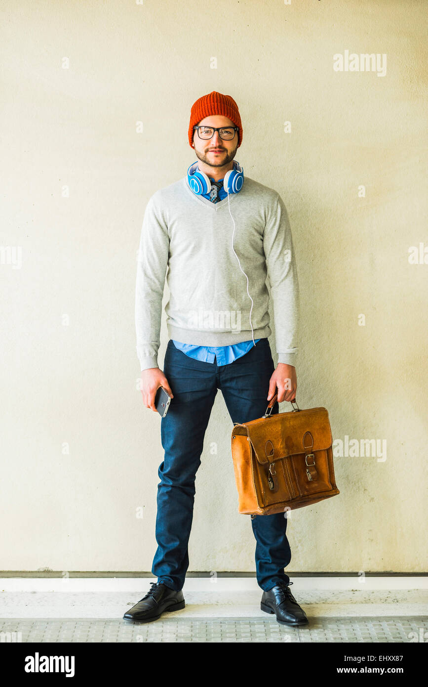 Porträt von stilvollen jungen Mann mit Ledertasche Stockfoto