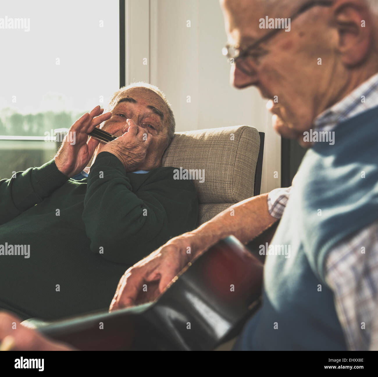 Zwei ältere Männer, die gemeinsam Musik zu machen Stockfoto