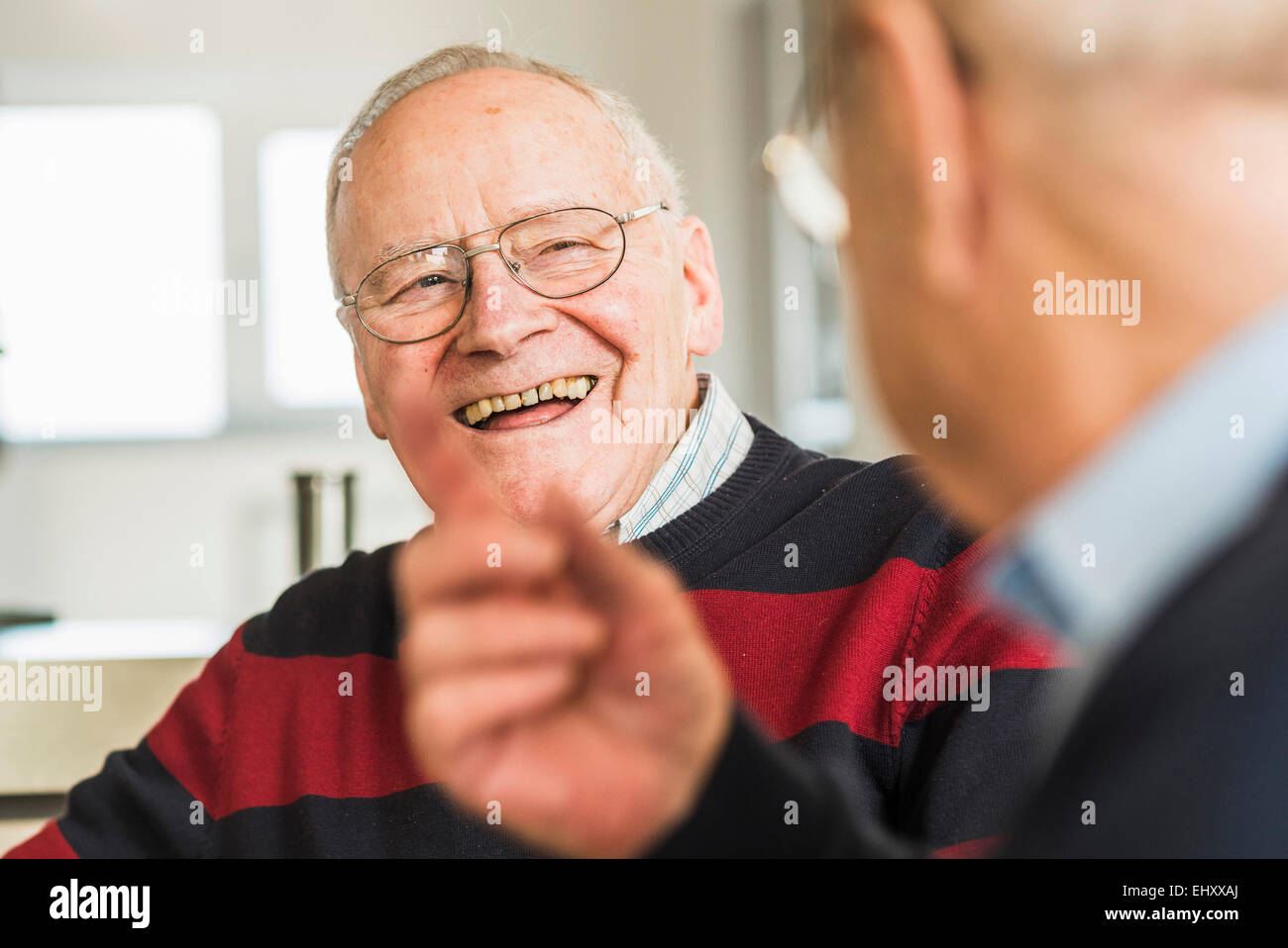 Zwei Senioren Freunde sprechen Stockfoto