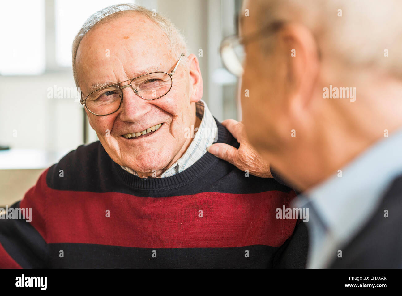 Zwei Senioren Freunde sprechen Stockfoto