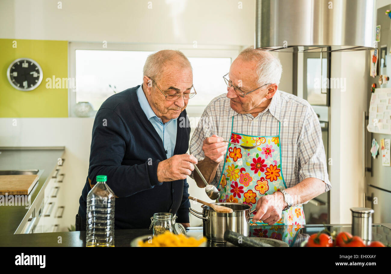 Zwei Senioren Freunde in Küche Stockfoto
