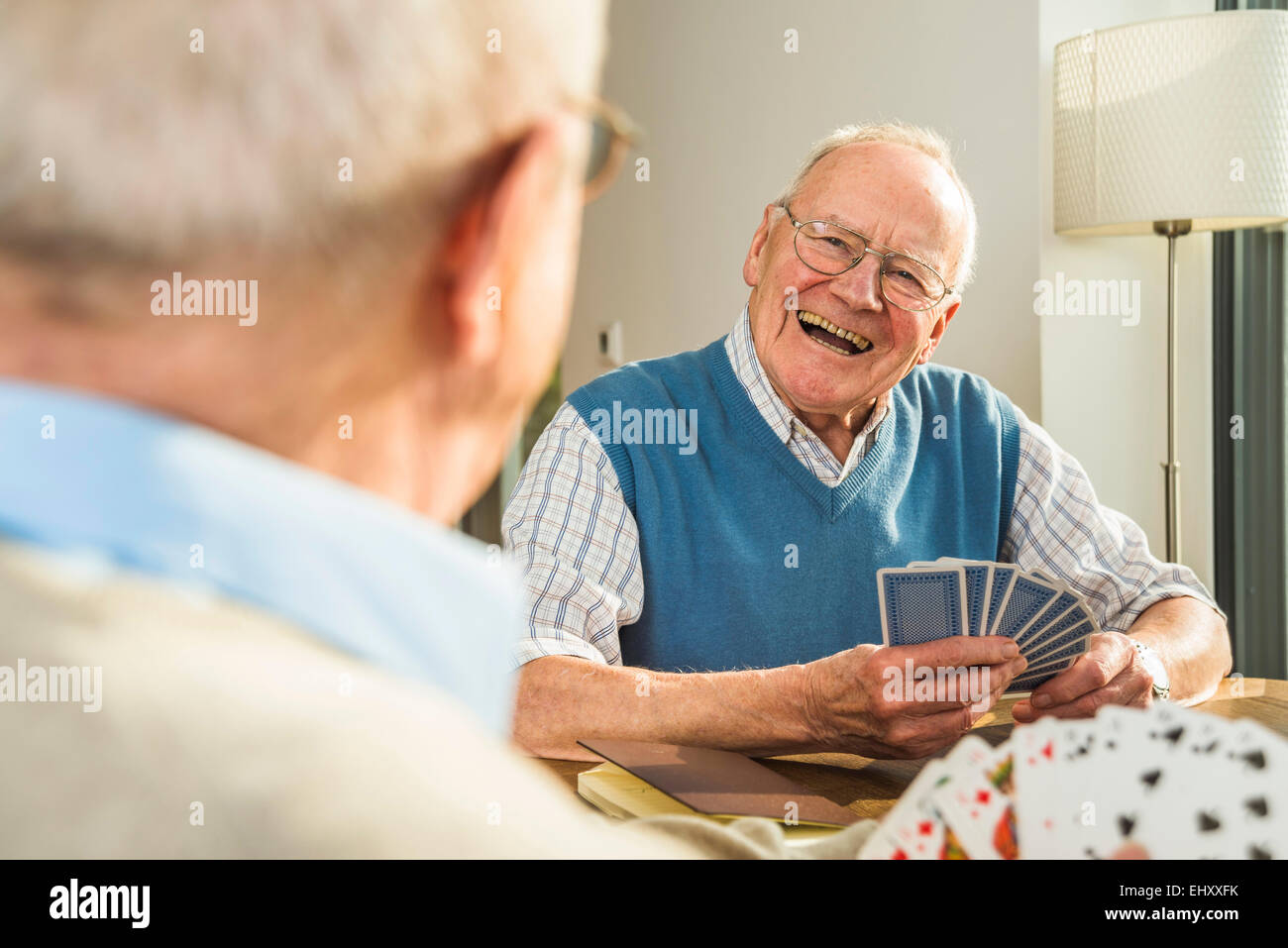 Zwei Senioren Freunde Spielkarten Stockfoto