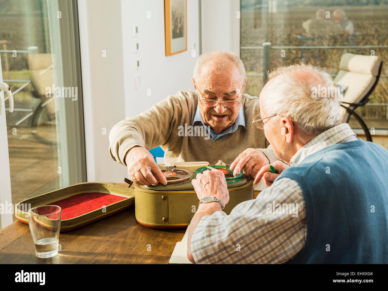 Zwei Senioren Freunde mit altmodischen recorder Stockfoto