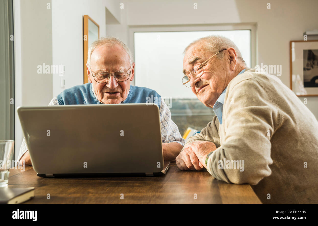 Zwei Senioren Freunde Blick auf laptop Stockfoto