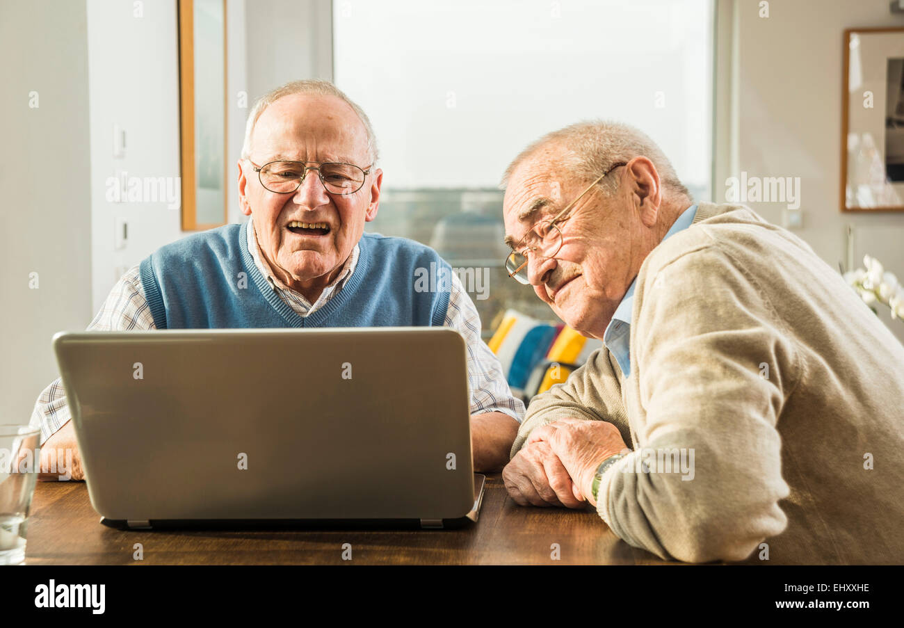 Zwei Senioren Freunde Blick auf laptop Stockfoto