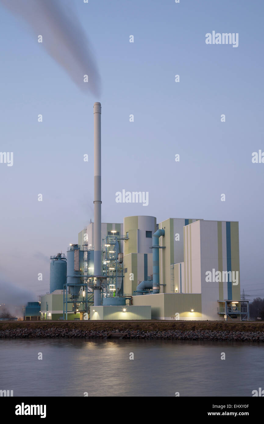 Deutschland, Nordrhein-Westfalen, Lünen, Kohle-Kraftwerk in Datteln-Hamm-Kanal am Abend Stockfoto