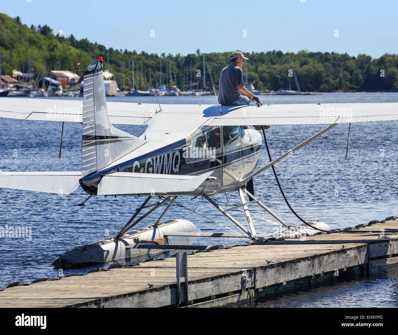 Mann, die Betankung ein Wasserflugzeug, Parry Sound, Ontario, Kanada Stockfoto