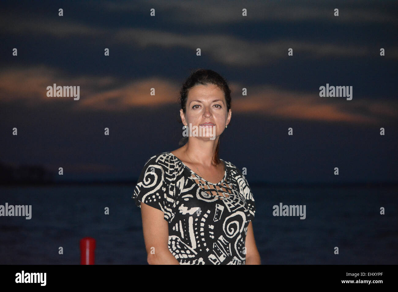 Ernst Frau im Freien in Gedanken versunken Stockfoto