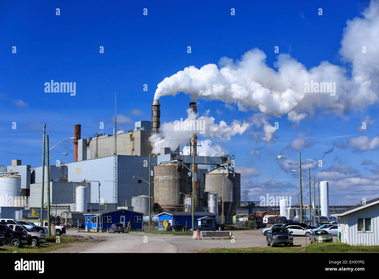 Verunreinigung der Luft durch Schornsteine bei einer Zellstoff- und Papierfabrik, Terrace Bay, Ontario, Kanada Stockfoto