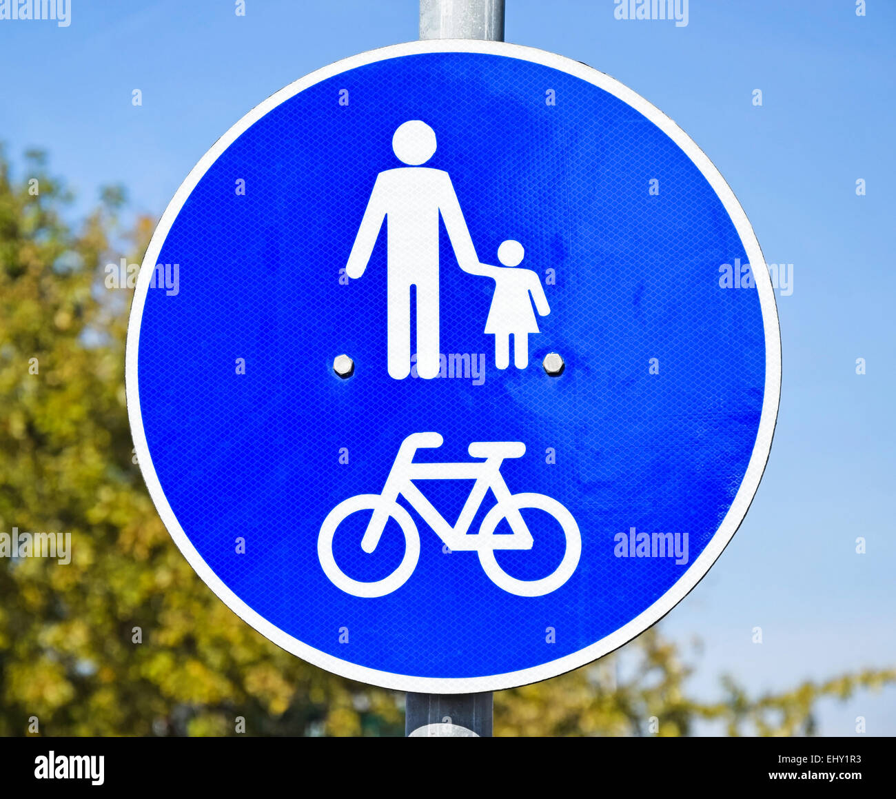 Stoppschild und Verkehrszeichen Radfahrer kreuzen - ein