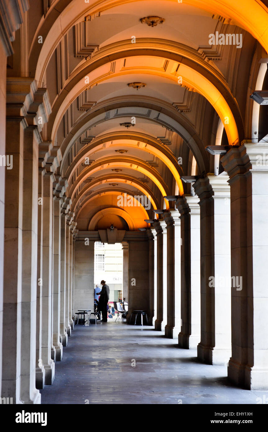 Eine gewölbte Veranda ist eine schöne architektonische Funktion von einer Seite des historischen Gruppenrichtlinienobjekts Gebäude im Zentrum von Melbourne, Australien. Stockfoto