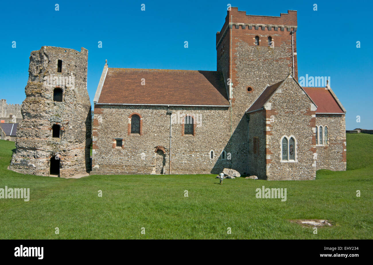 Dover Castle, römische Leuchtturm Pharos und sächsischen Kirche der Hl. Maria in Castro, Dover, Kent, Stockfoto