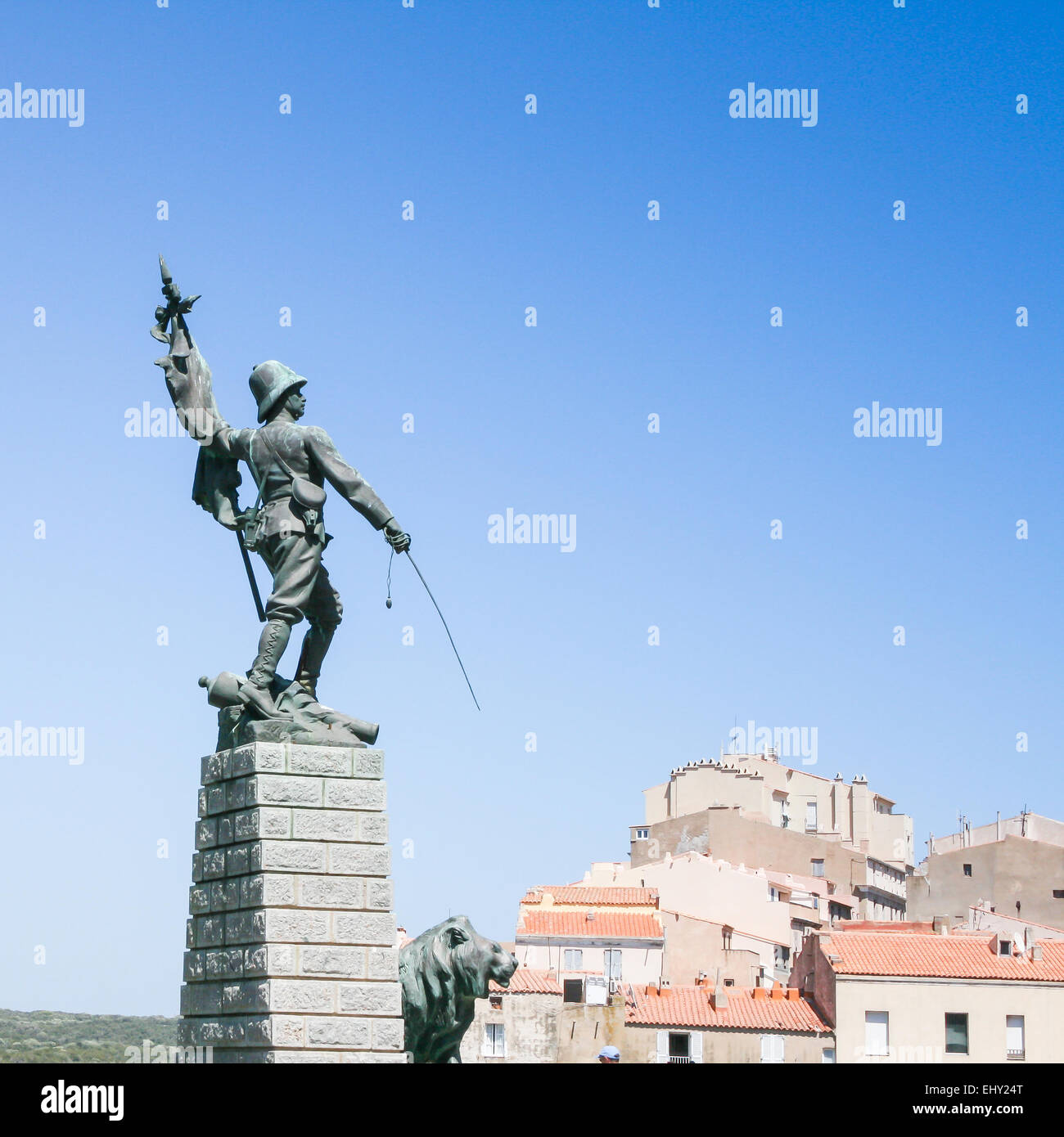 Nach vorne Truppen; lassen Sie uns an Bord! Militärische Statue auf Bonifacio - Frankreich Stockfoto