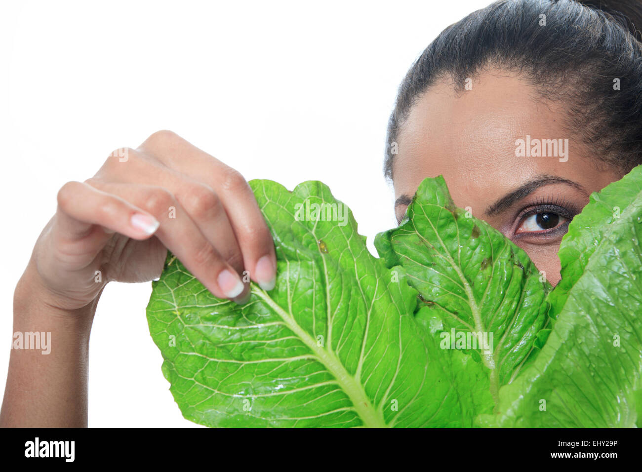 Mulatte Person Blick durch einen Salat Stockfoto
