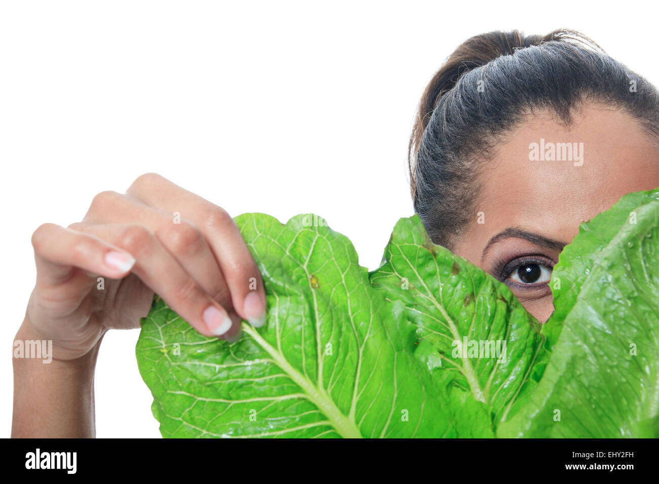 Mulatte Person Blick durch einen Salat Stockfoto