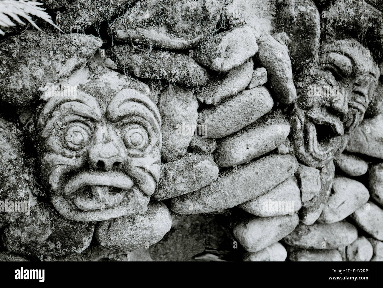 Stein Wandskulptur Ubud in Bali in Indonesien in Südostasien. Architektur-Kunst-Mauerwerk-Gebäude Gesicht Wasserspeier Humor Humor lustige Reisen Stockfoto