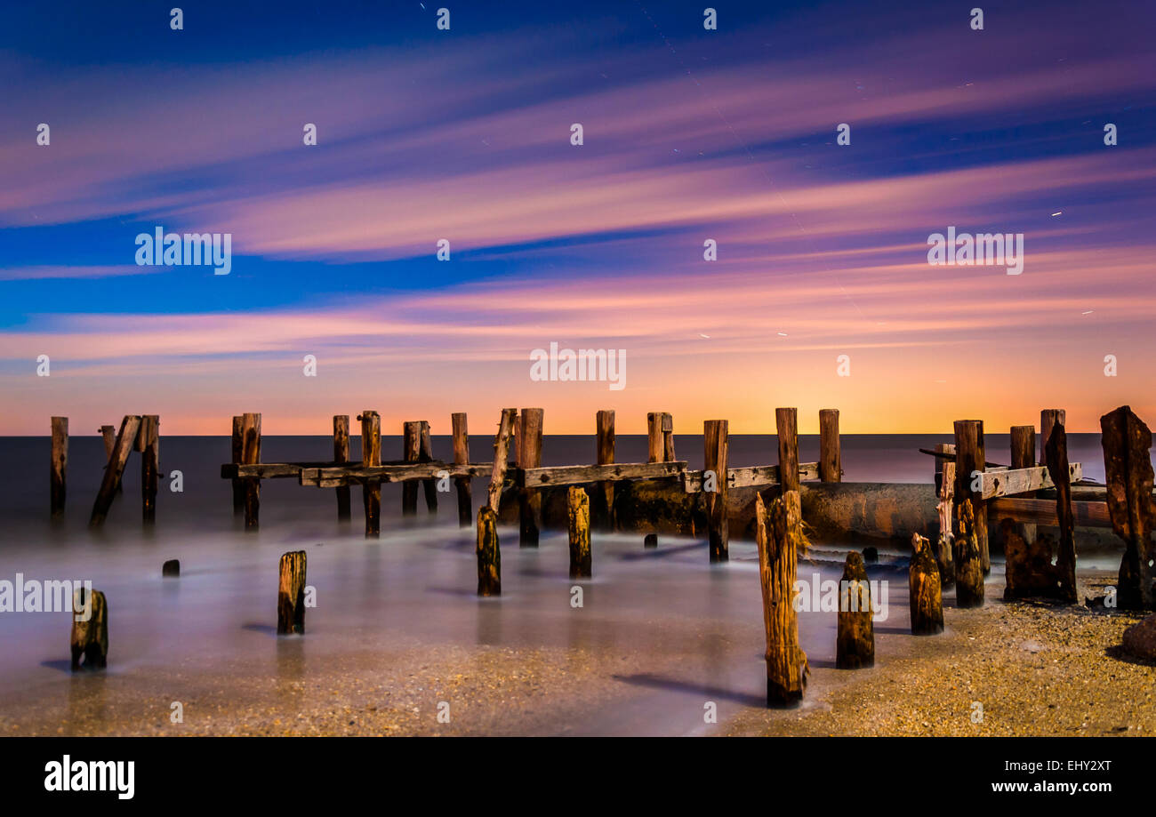 Ruinen einer alten Pier am Sunset Beach in der Nacht, in Cape May, New Jersey. Stockfoto